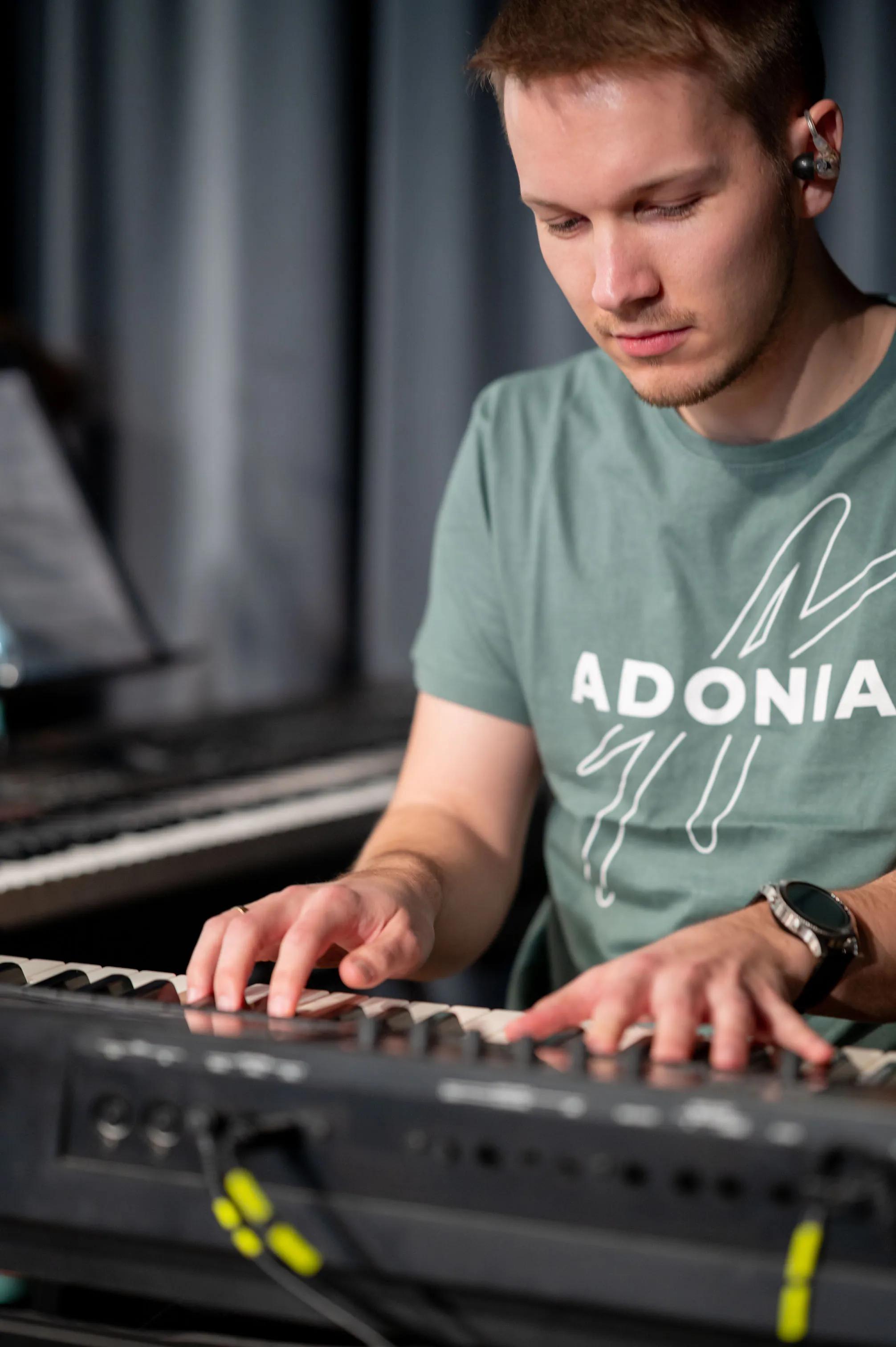 20241030_5147_Adonia_LQ