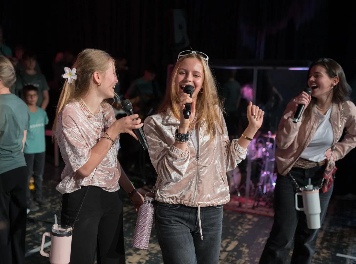 20251029_2135_Adonia_LQ