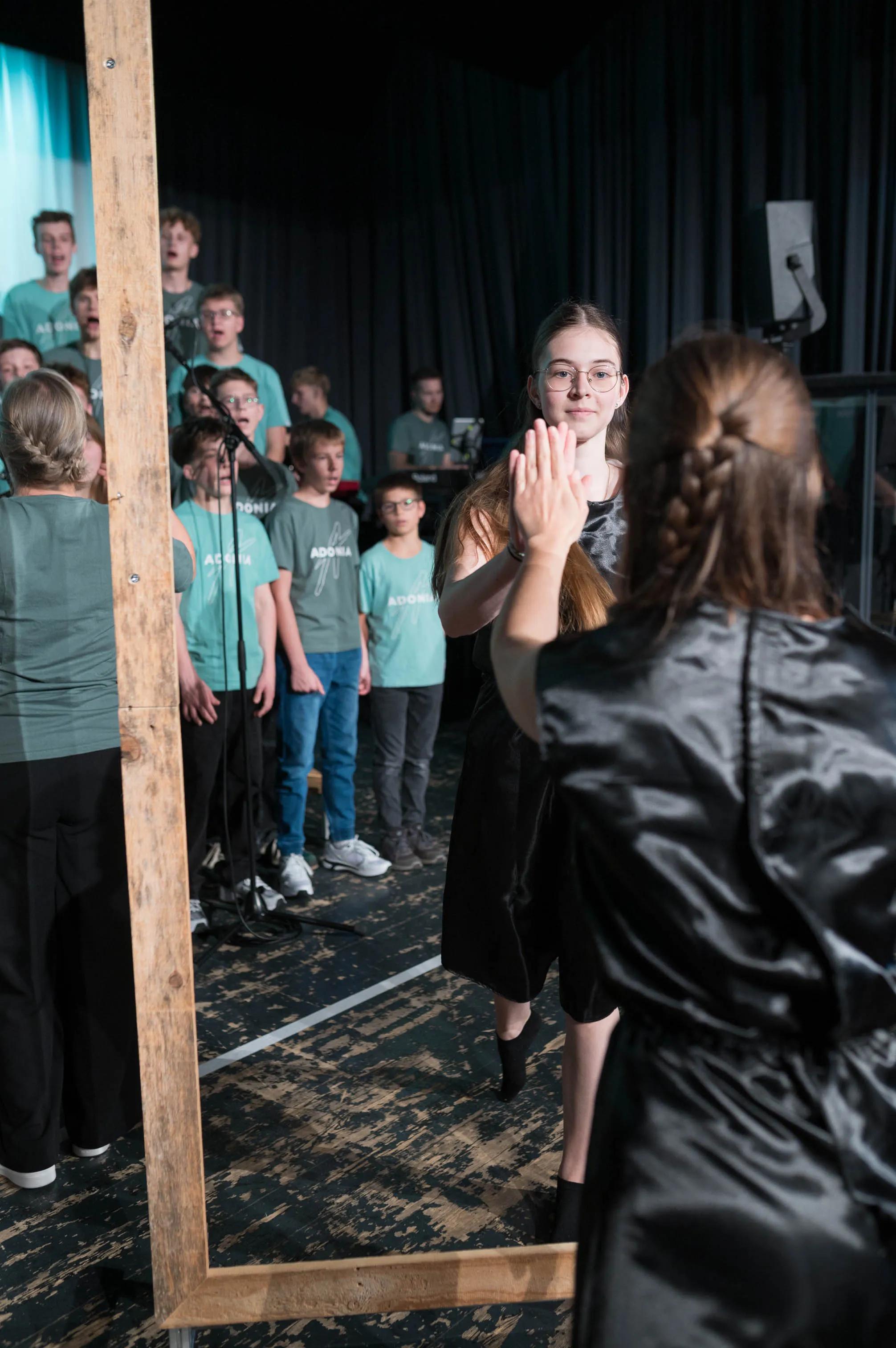 20251029_2308_Adonia_LQ