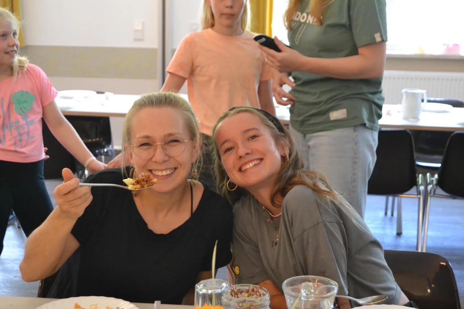 J10_586b08265e69b4cdb2bb9899f0ce2fc0232df6d619687bb55ab06f0519a4d3a4